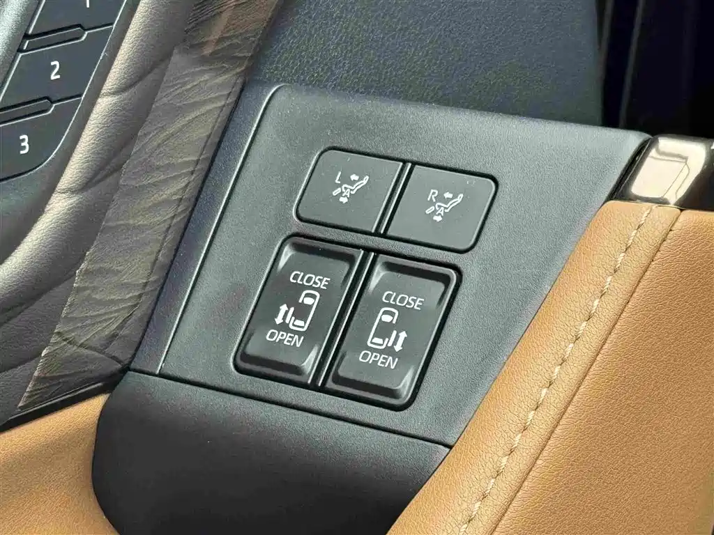 Toyota Alphard — фото 17