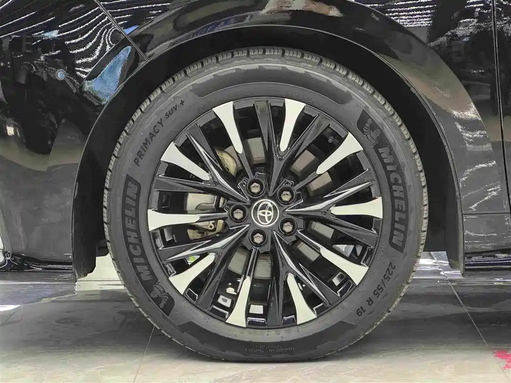 Toyota Alphard — фото 4