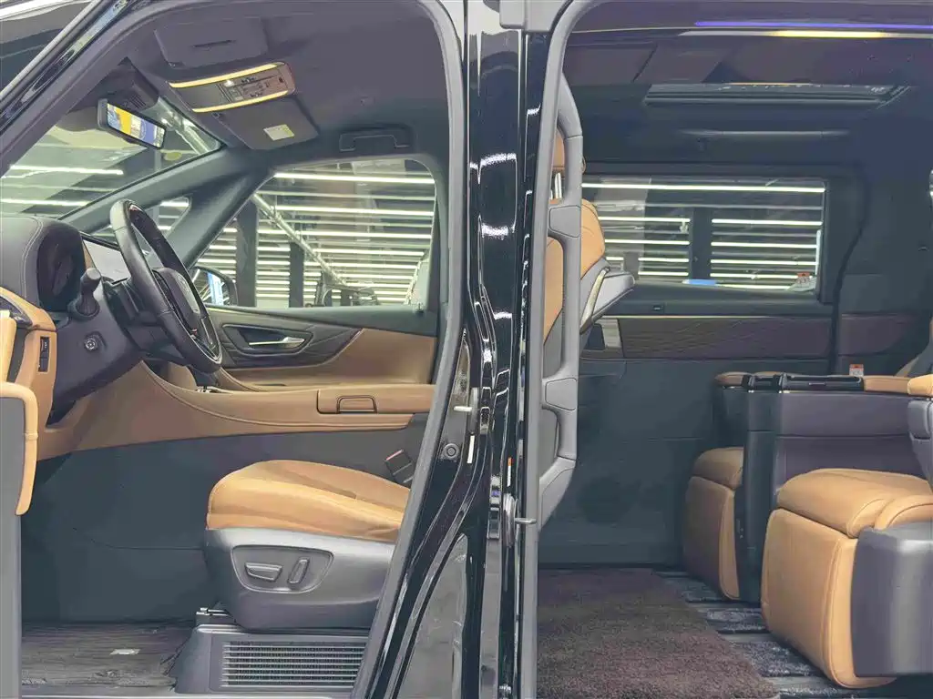 Toyota Alphard — фото 8