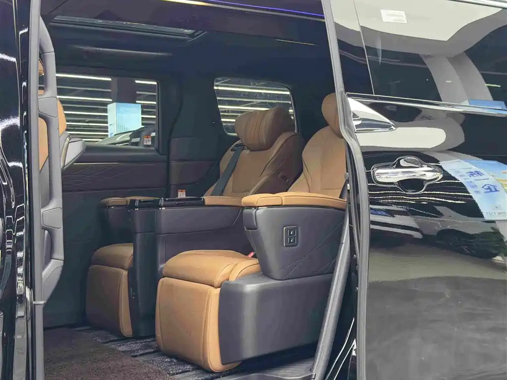Toyota Alphard — фото 9