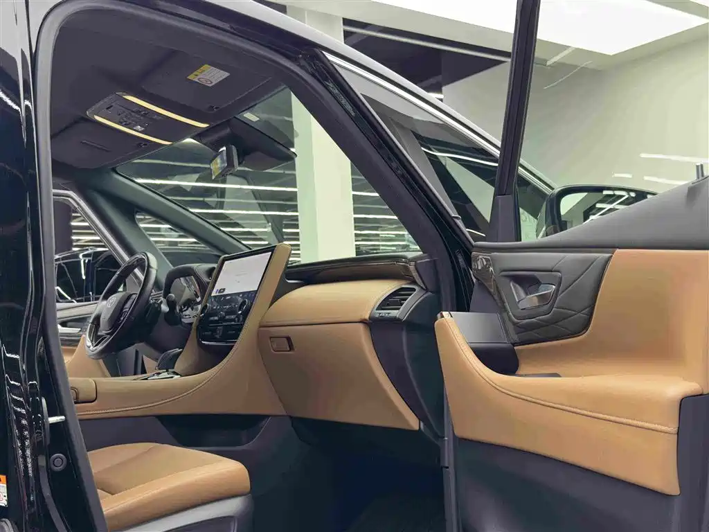 Toyota Alphard — фото 10