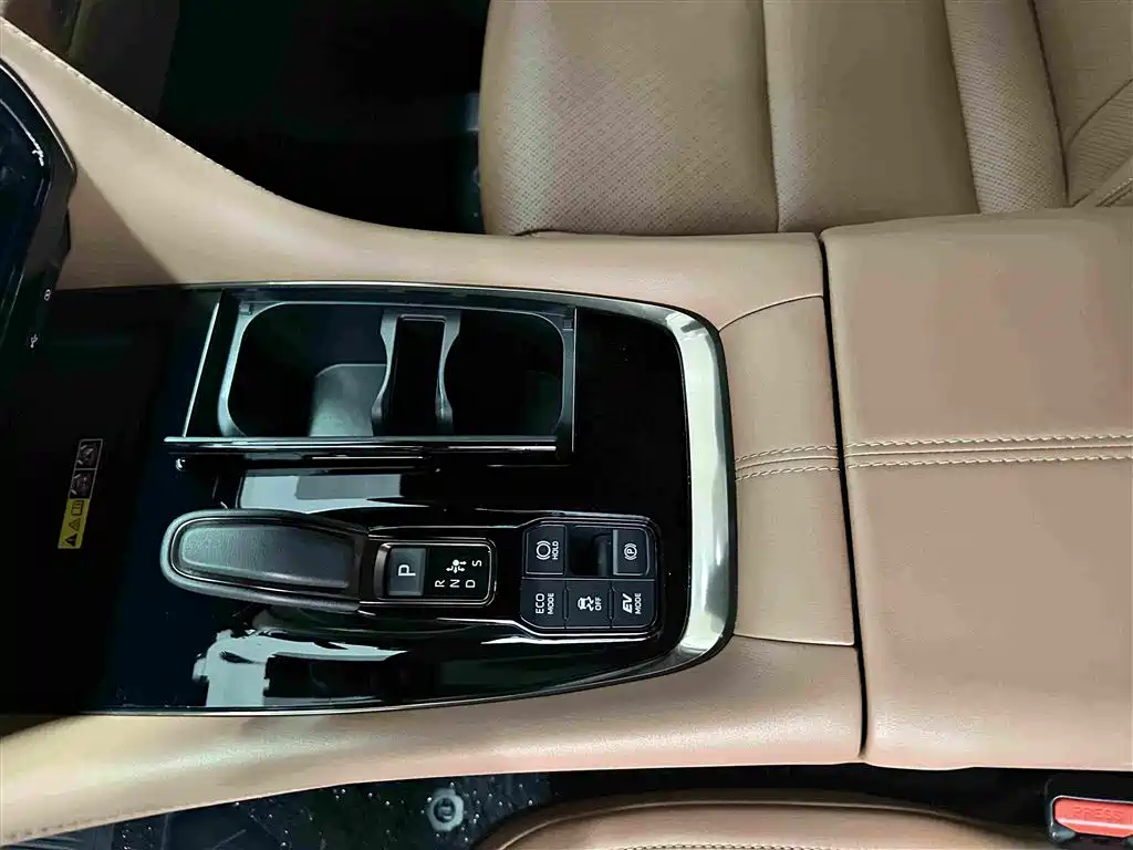 Toyota Alphard — фото 11