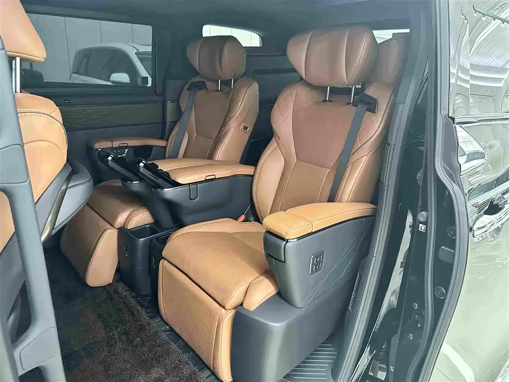 Toyota Alphard — фото 13