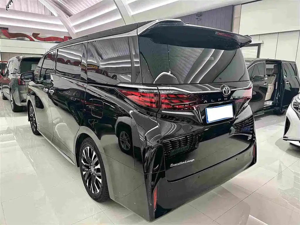 Toyota Alphard — фото 17