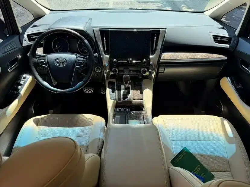 Toyota Alphard — фото 3