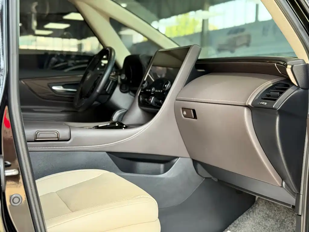 Toyota Alphard — фото 11