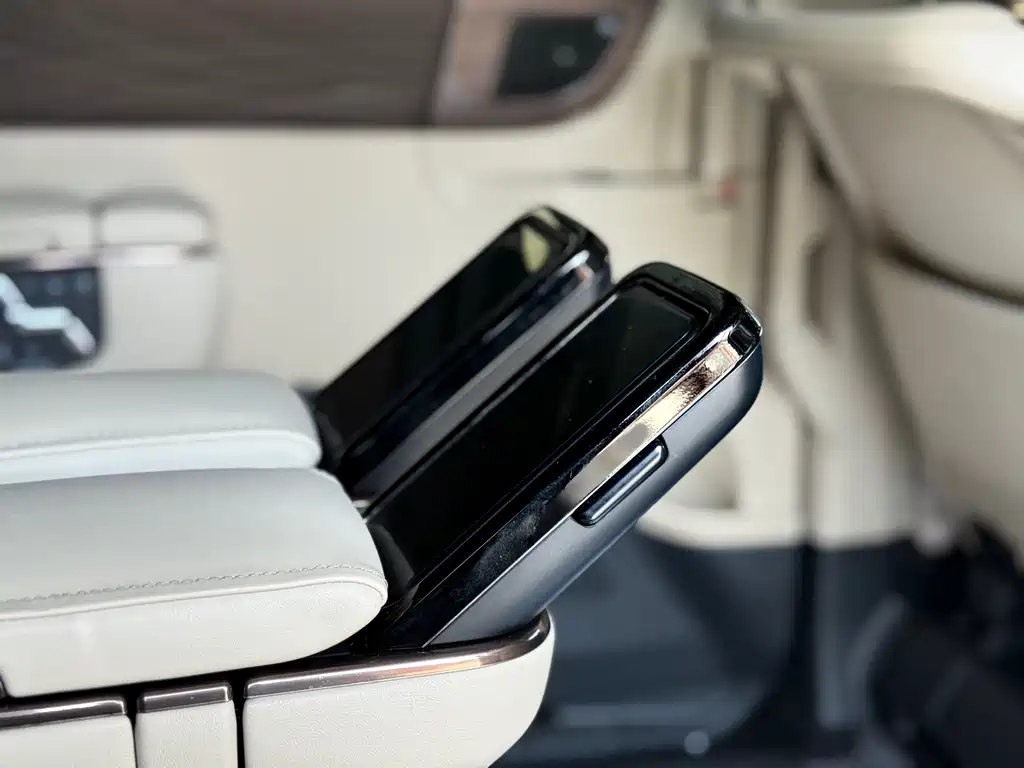 Toyota Alphard — фото 13