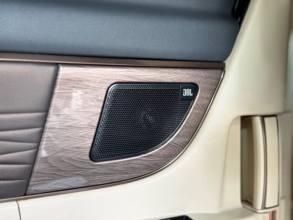 Toyota Alphard — фото 14