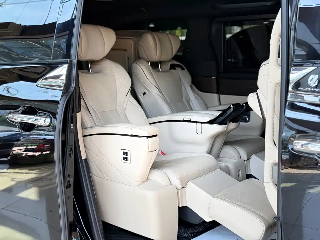 Toyota Alphard — фото 17