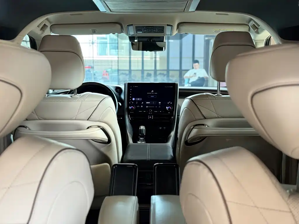 Toyota Alphard — фото 20