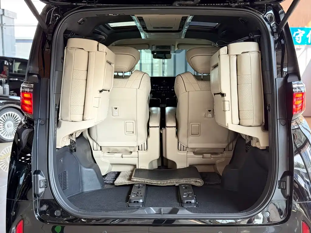 Toyota Alphard — фото 21