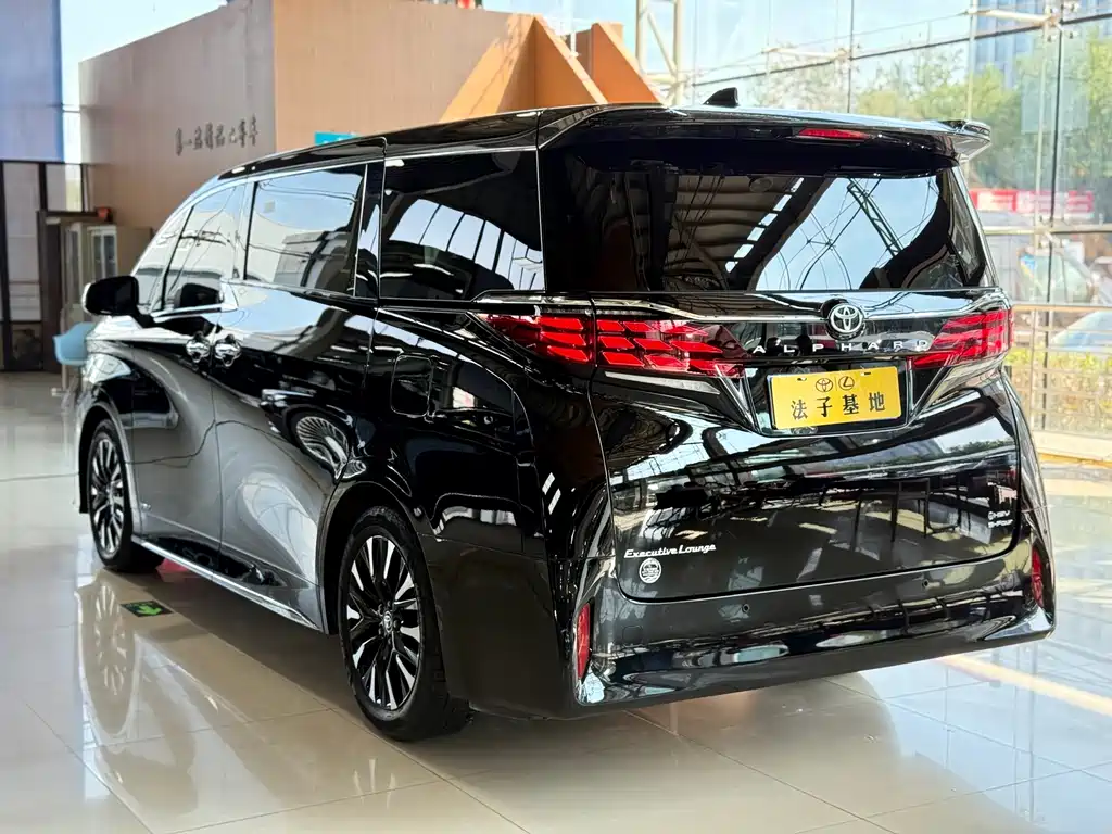 Toyota Alphard — фото 23