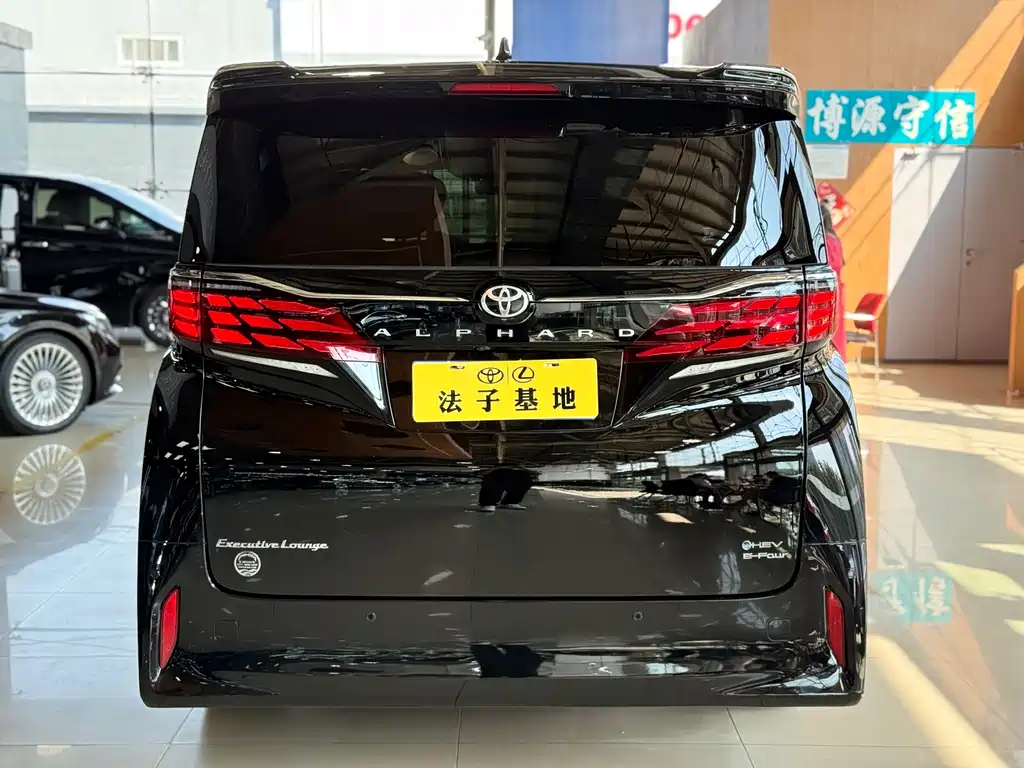 Toyota Alphard — фото 24