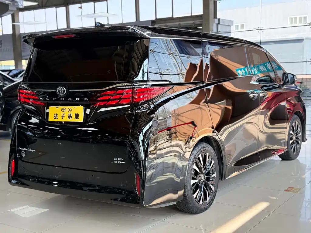 Toyota Alphard — фото 25