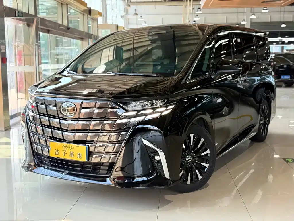 Toyota Alphard — фото 1