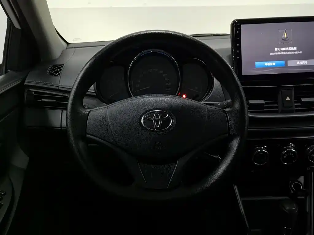 Toyota Yaris L — фото 11