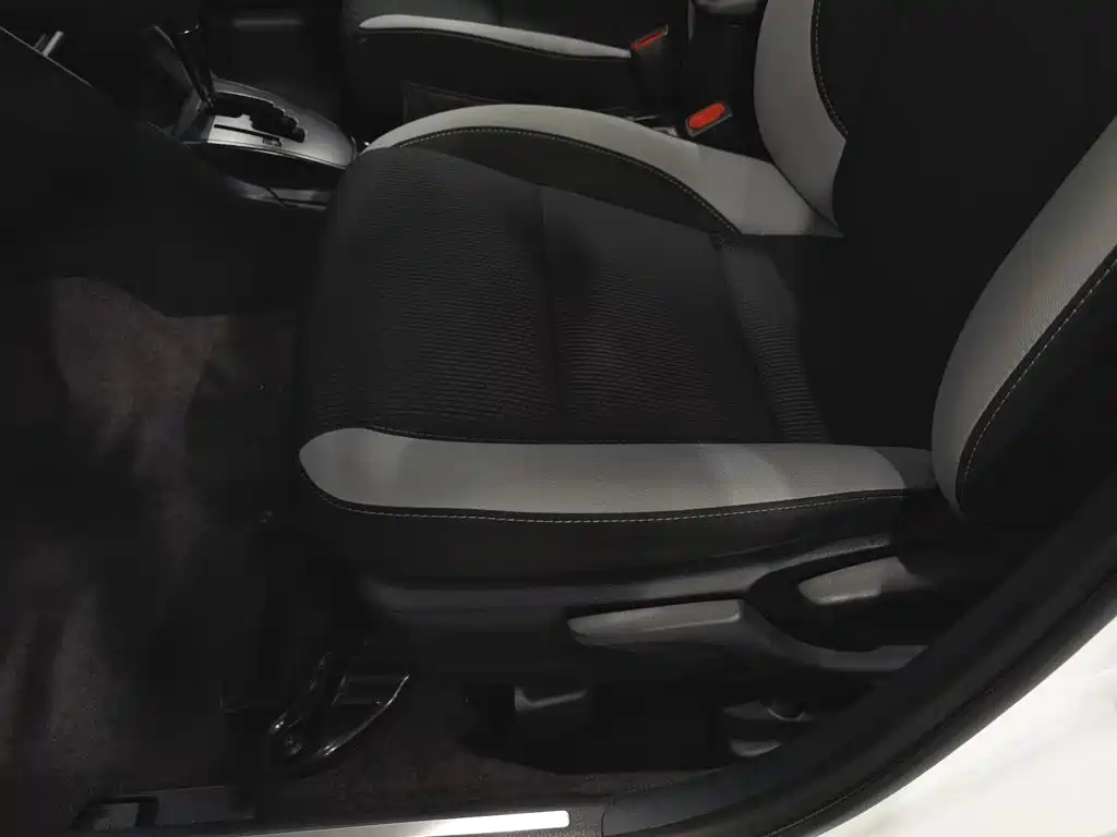 Toyota Yaris L — фото 20