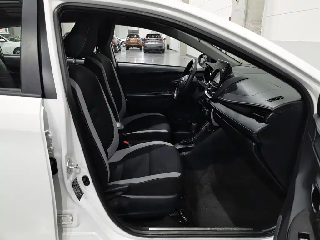 Toyota Yaris L — фото 23