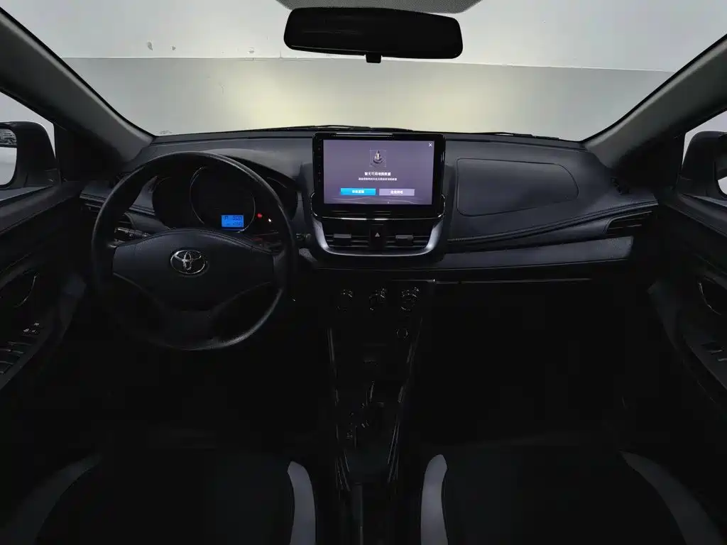 Toyota Yaris L — фото 5