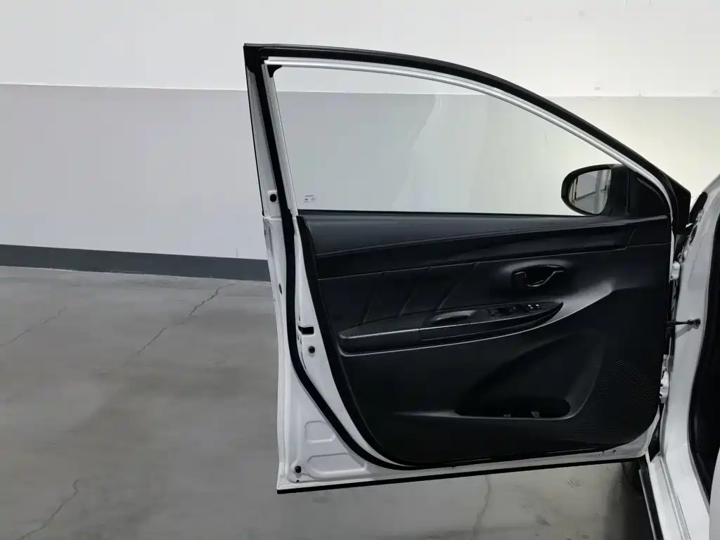 Toyota Yaris L — фото 8