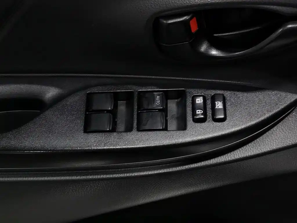 Toyota Yaris L — фото 9