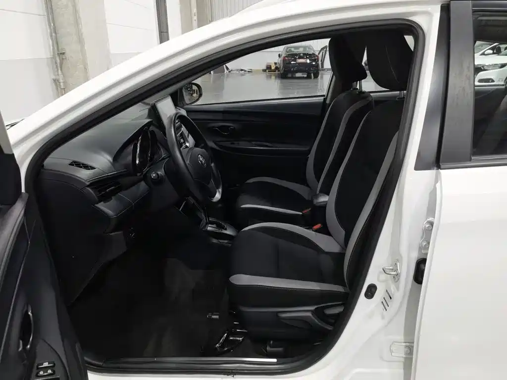 Toyota Yaris L — фото 10