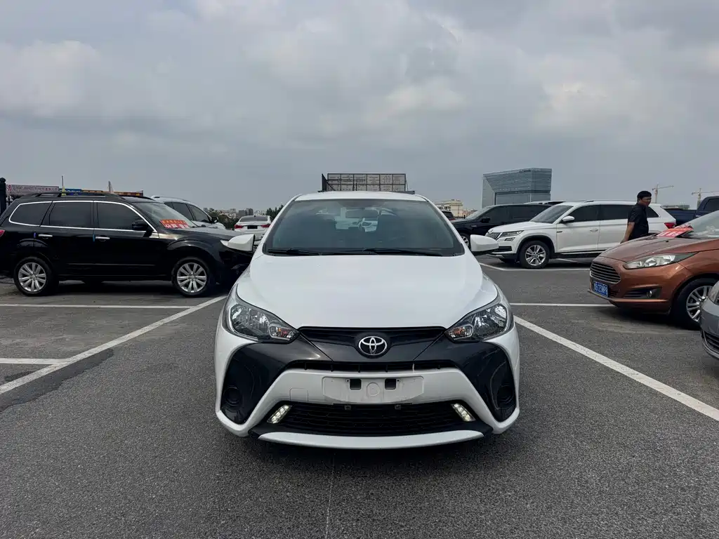 Toyota Yaris L — фото 2