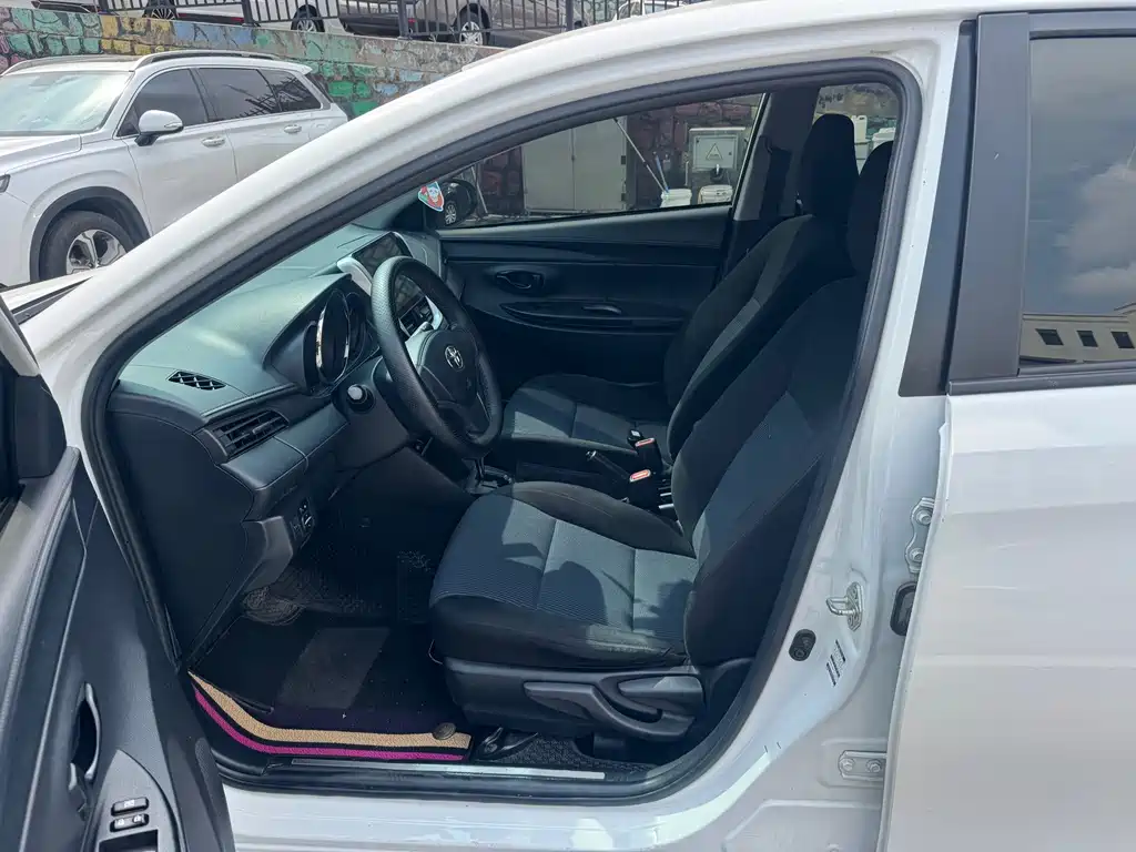 Toyota Yaris L — фото 4