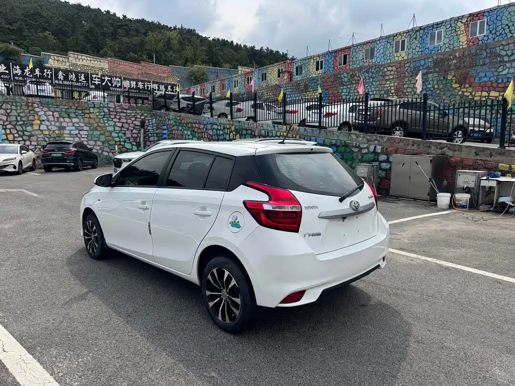 Toyota Yaris L — фото 7
