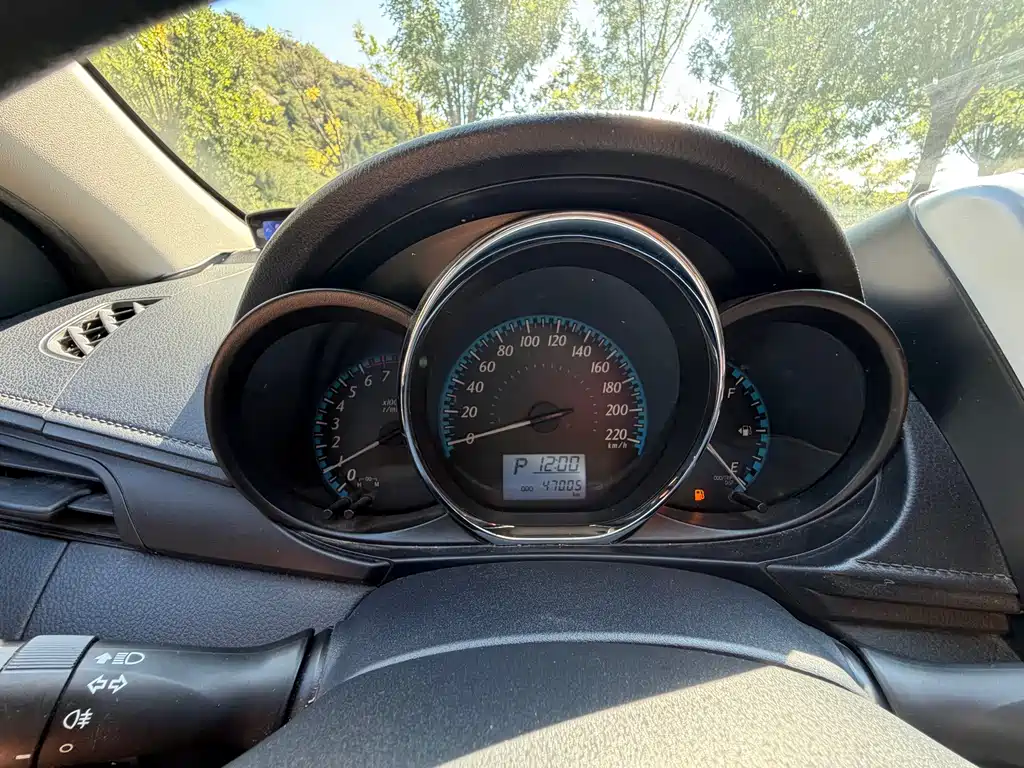Toyota Yaris L — фото 13