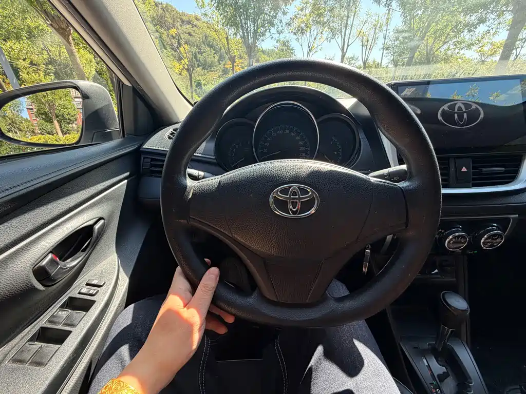 Toyota Yaris L — фото 14