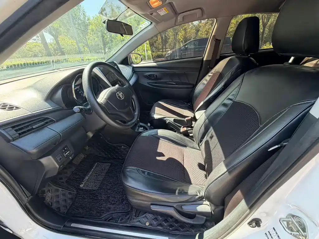 Toyota Yaris L — фото 4
