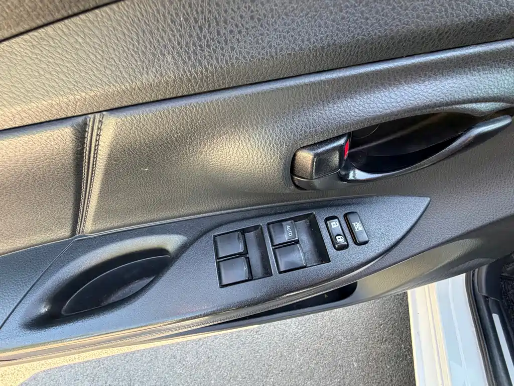 Toyota Yaris L — фото 9