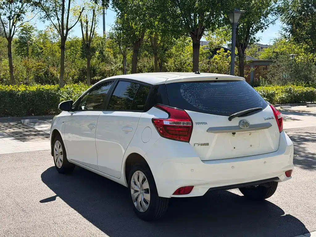 Toyota Yaris L — фото 10