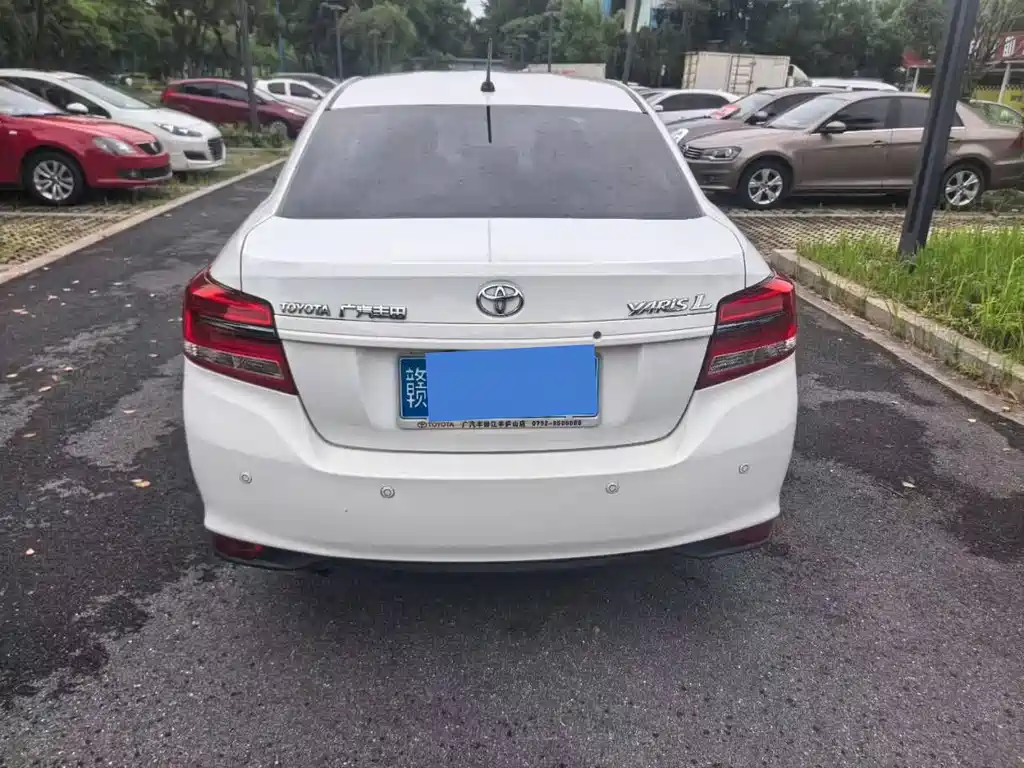 Toyota Yaris L — фото 2