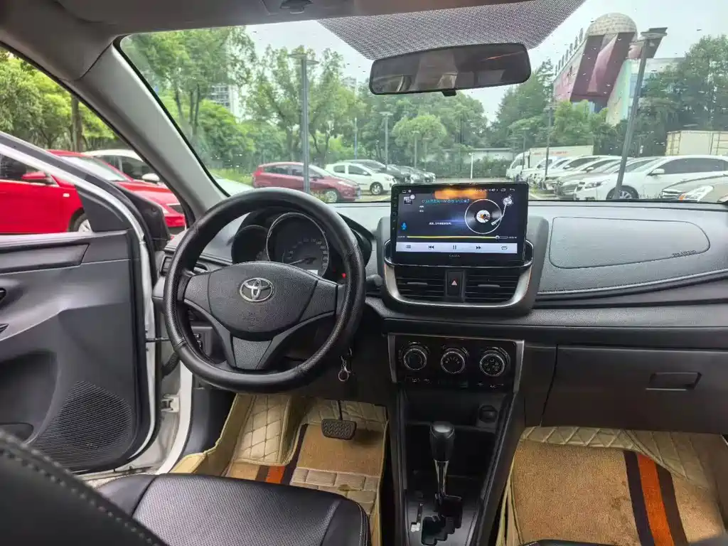 Toyota Yaris L — фото 7