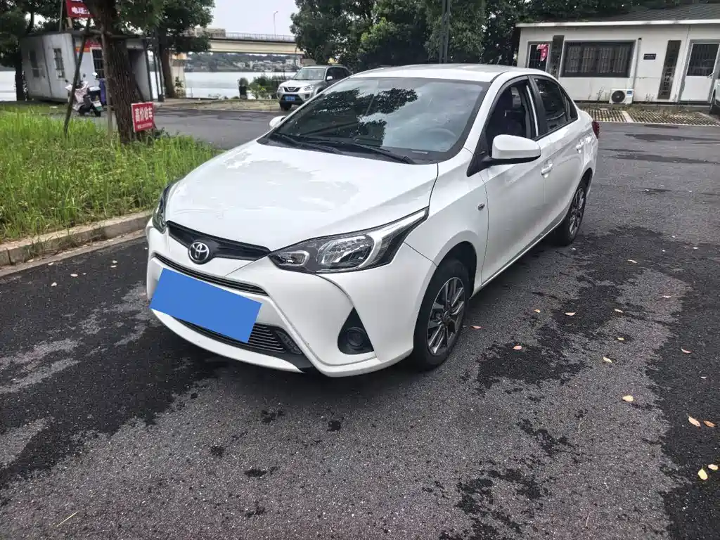 Toyota Yaris L — фото 8