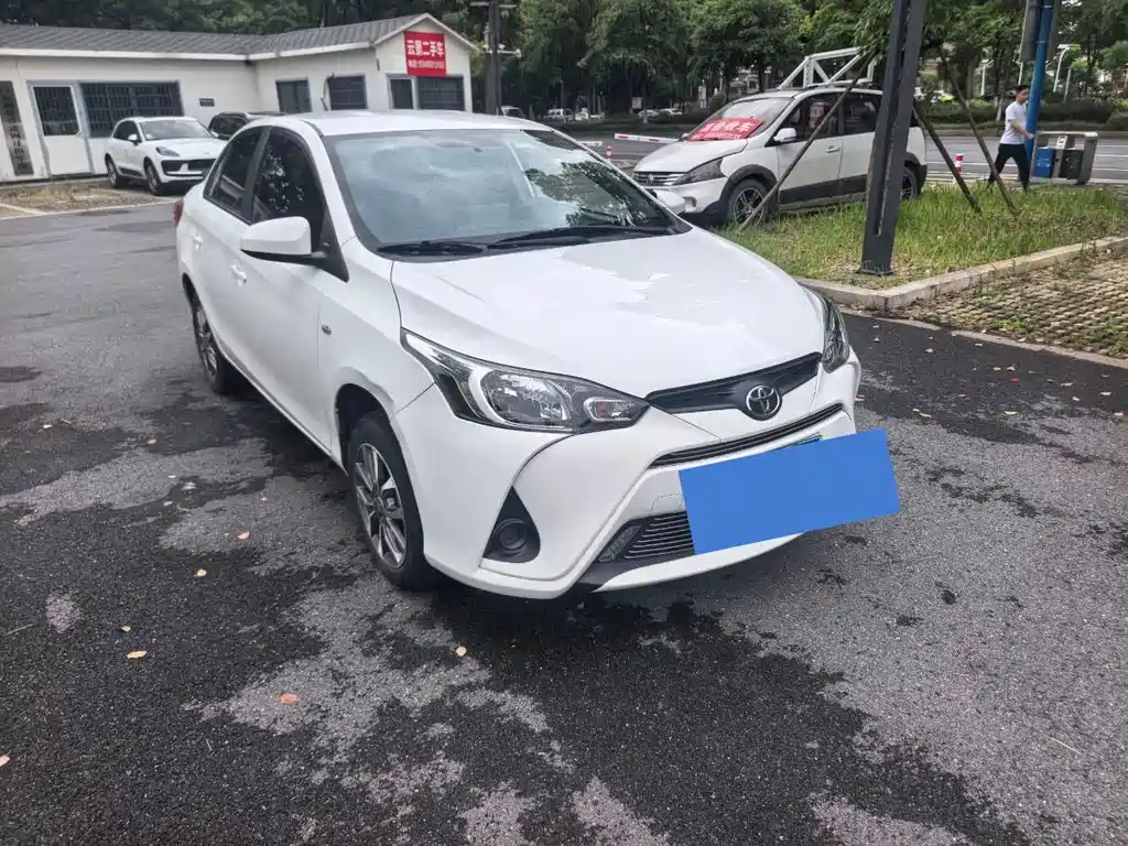 Toyota Yaris L — фото 10