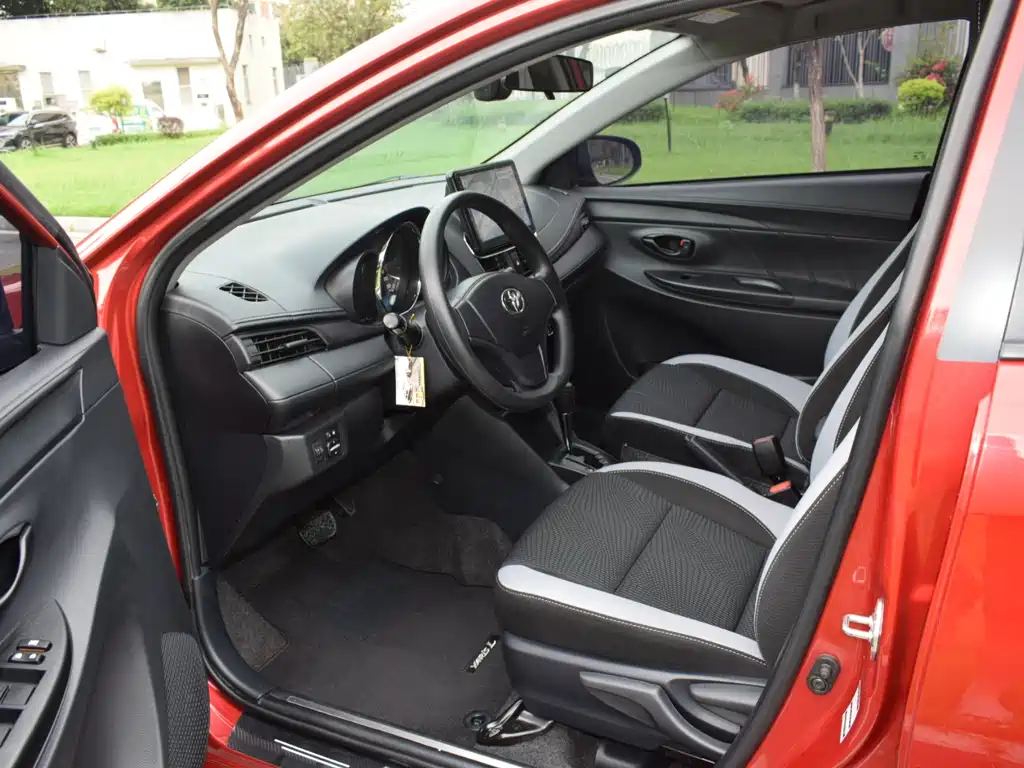 Toyota Yaris L — фото 11