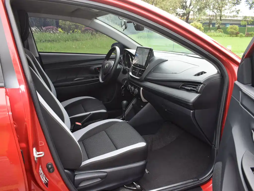 Toyota Yaris L — фото 13