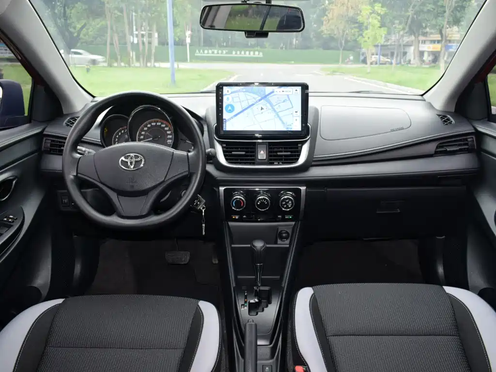 Toyota Yaris L — фото 15