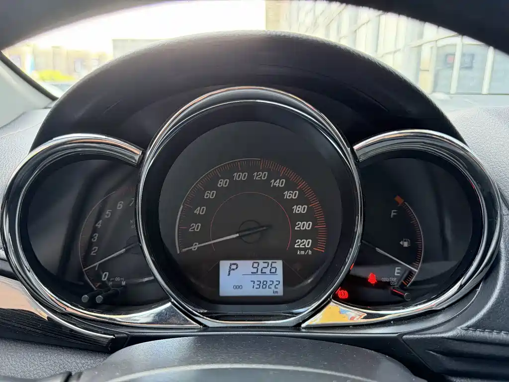 Toyota Yaris L — фото 11