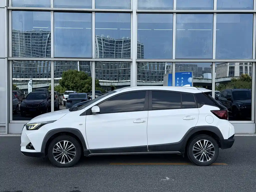 Toyota Yaris L — фото 3