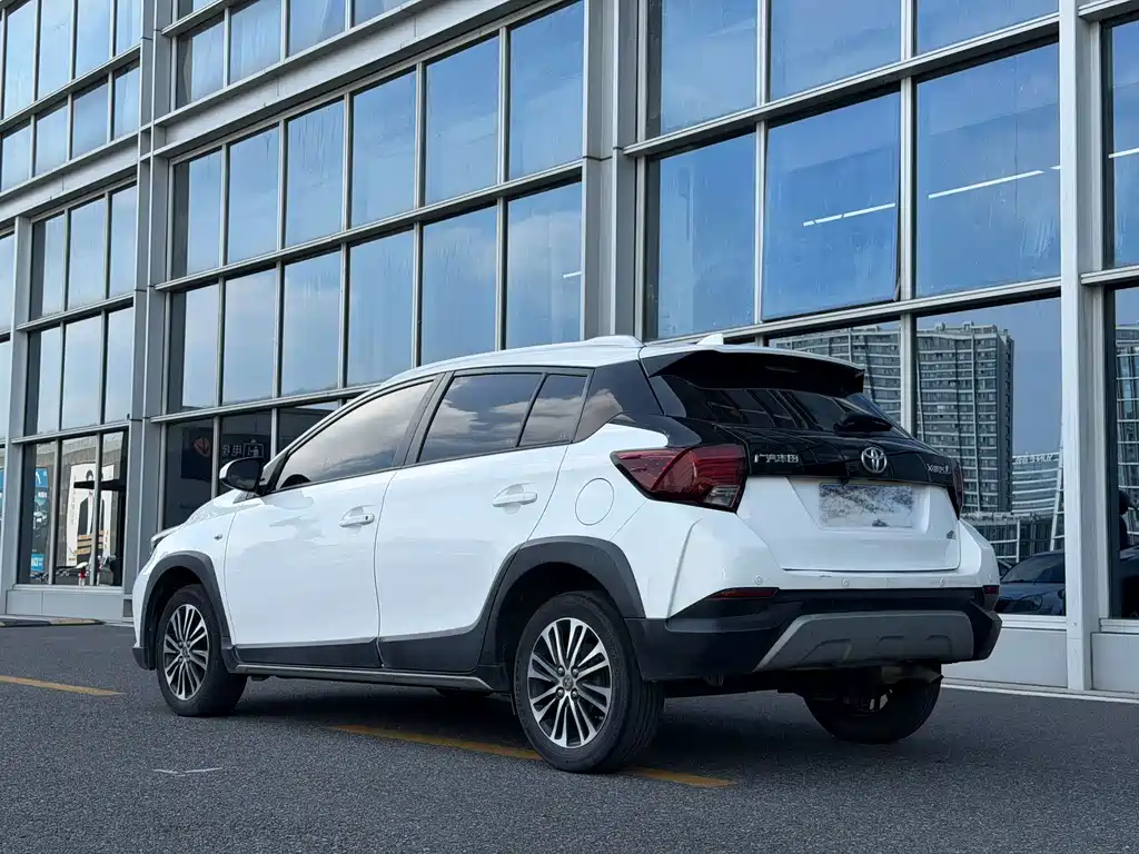Toyota Yaris L — фото 4