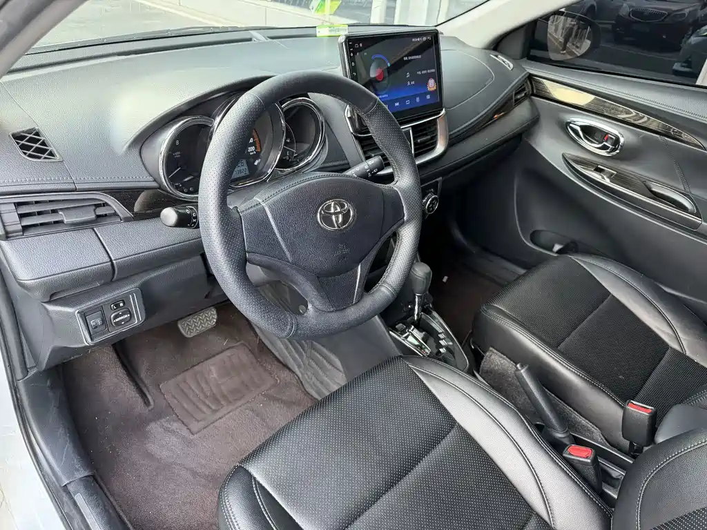 Toyota Yaris L — фото 5