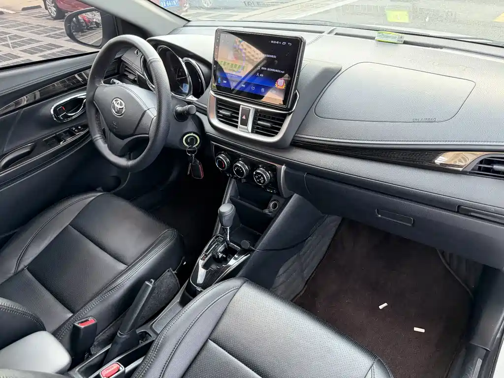 Toyota Yaris L — фото 7