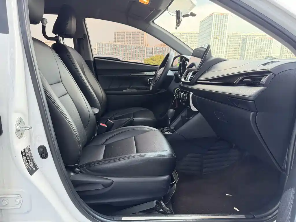 Toyota Yaris L — фото 8