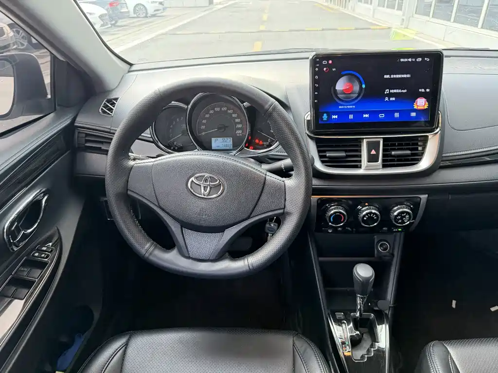 Toyota Yaris L — фото 9