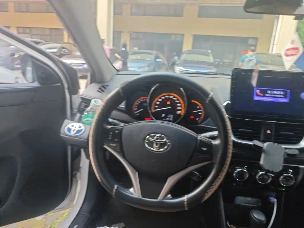Toyota Yaris L — фото 11