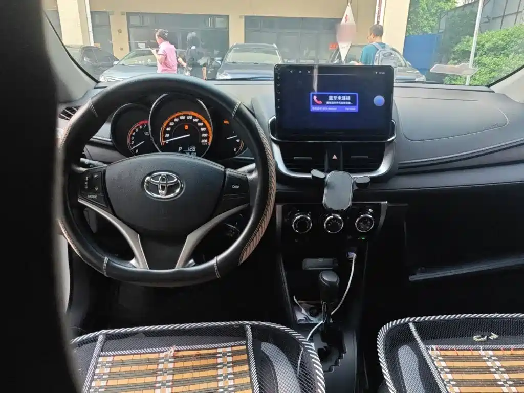 Toyota Yaris L — фото 10